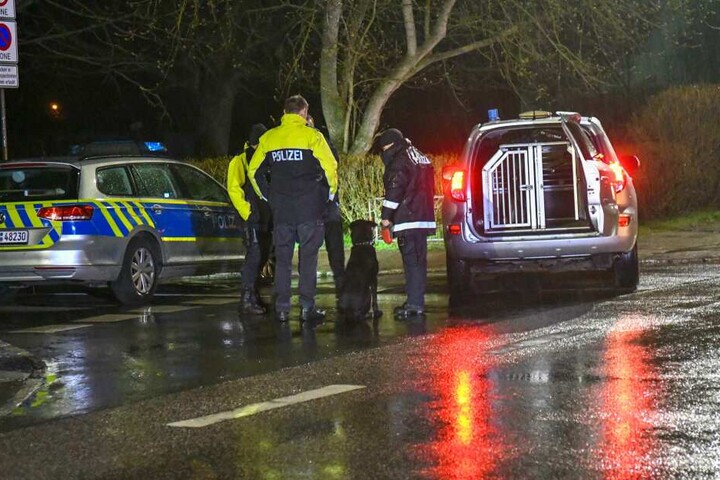 Auch ein Fährtensuchhund kam zum Einsatz.