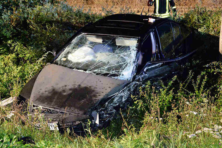 Der Skoda wurde in den rechten Graben geschleudert.