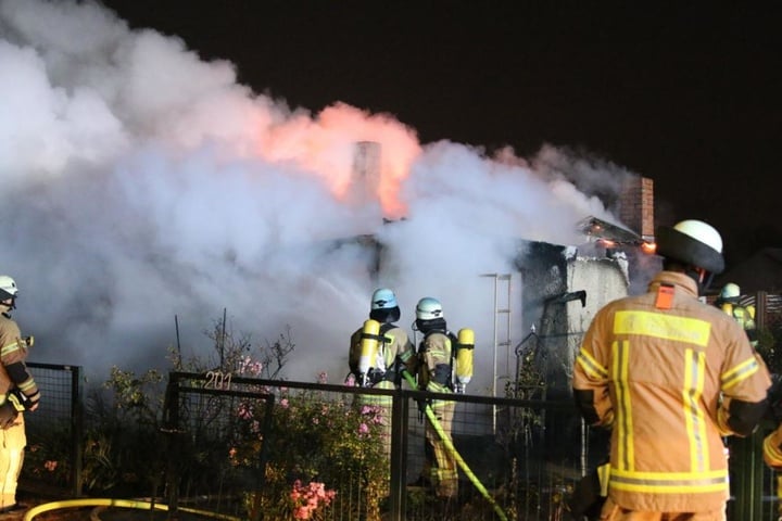 Die Feuerwehr konnte das Abbrennen der Hütte in Alt-Hohenschönhausen nicht verhindern.