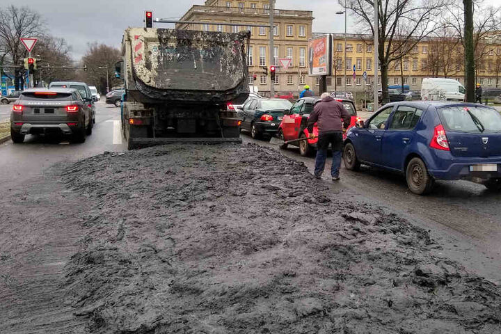 Ein Mitarbeiter schaufelte was das Zeug hielt, um die Brühe von der Straße zu bekommen.