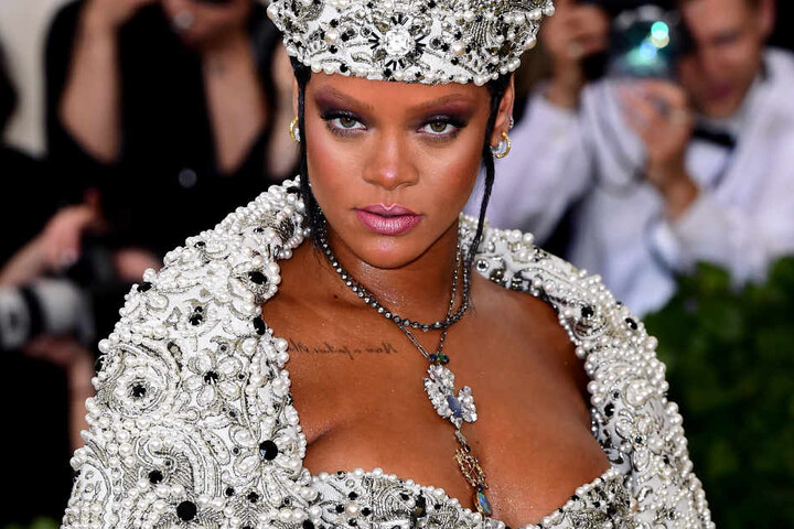 Popstar und Fashion Victim Rihanna designte die Badetreter für den Sportartikelhersteller.