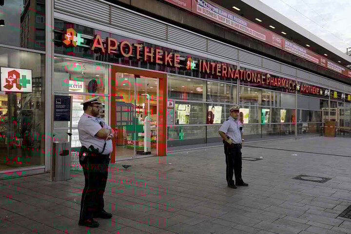 Die Polizei am Dienstagmorgen vor der Tatort-Apotheke am Kölner Hauptbahnhof.