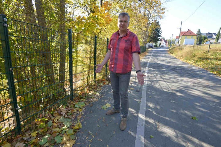 Voll der Fußweg: Einsiedels Ortsvorsteher Falk Ulrich (51, CDU) wünscht sich mehr Sicherheit für Passanten.