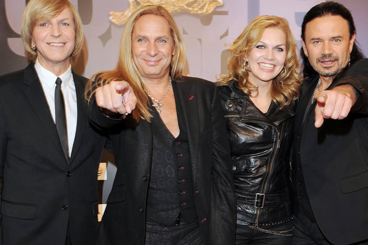 Bei der Rockband „Silly“ spielen Hans-Jürgen Reznicek (63, r.) und Uwe
Hassbecker (55, 2.v.l.) den Sachsen-Part.