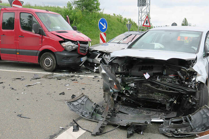 Wie es zu dem Unfall mit den drei Fahrzeugen kommen konnte, ist noch unklar.