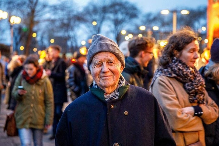 Kurt Biedenkopf (89): "Die Menschenkette ist eine geniale Idee. Das Wichtigste an diesem Ereignis ist, dass man sich die Hände gibt. Und dass man durch diesen Händedruck, egal mit wem, zum Ausdruck bringt, dass das Leben auf Frieden aufbaut."