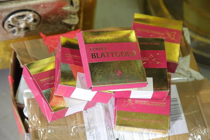 Das geklaute Blattgold verbastelte der Täter: Er verzierte einen Heizpilz
damit.