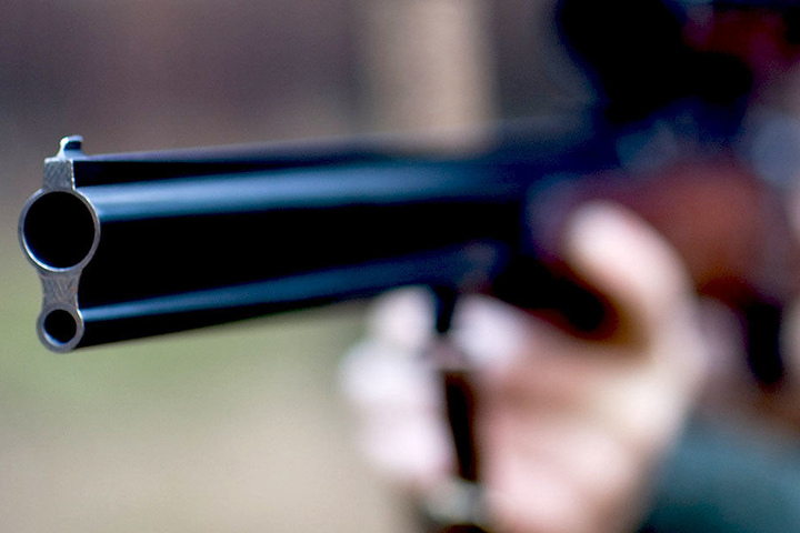 Aus der Waffe eines Mannes löste sich versehentlich ein Schuss.