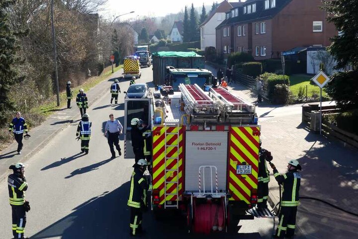 Zahlreiche Feuerwehrkräfte waren am Unfallort.