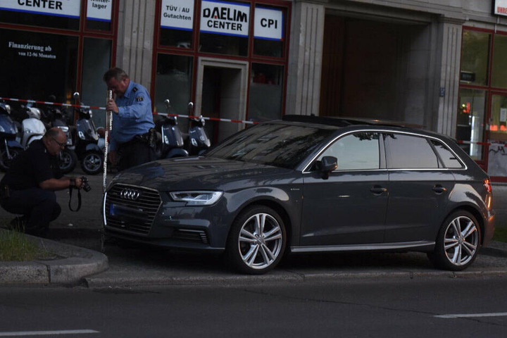 Beamte begutachten das Unfallfahrzeug.