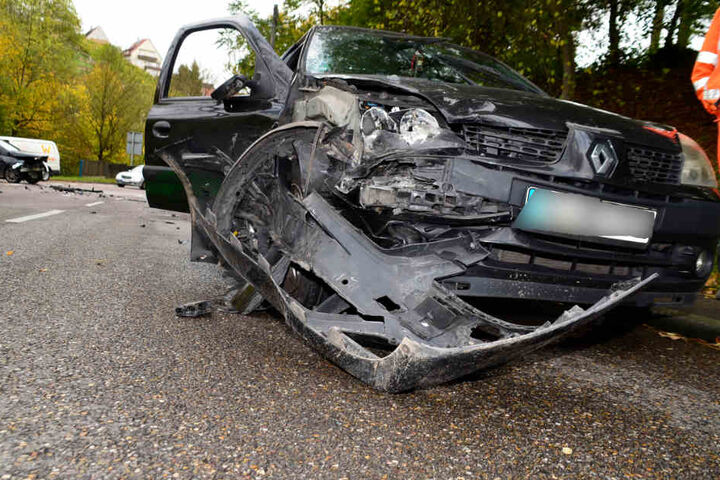 In diesem Renault wurden zwei Menschen verletzt.