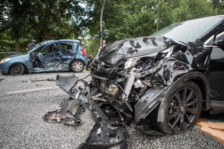 Beide Fahrzeuge sind durch den Unfall stark demoliert.