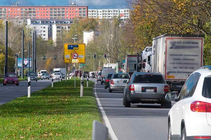 Hier geht’s nach der Fahrbahnerneuerung leiser zu: Flüsterasphalt soll den Verkehrslärm dämpfen.