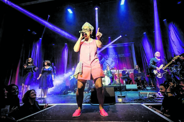Power pur: Julia Gámez Martin stellt Aretha Franklins Auftritt im "Blues Brothers"-Film nach.