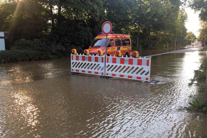 Der Wasserrohrbruch setzte auch eine Baustelle unter Wasser.