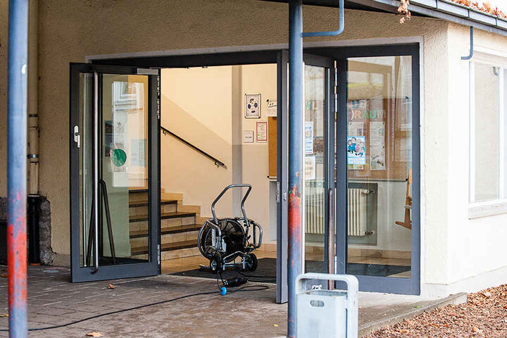 Die Schule wurde gelüftet.