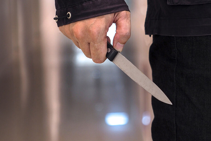 Der 43-Jährige verletzte sein Opfer auch mit einem Messer. (Symbolbild)