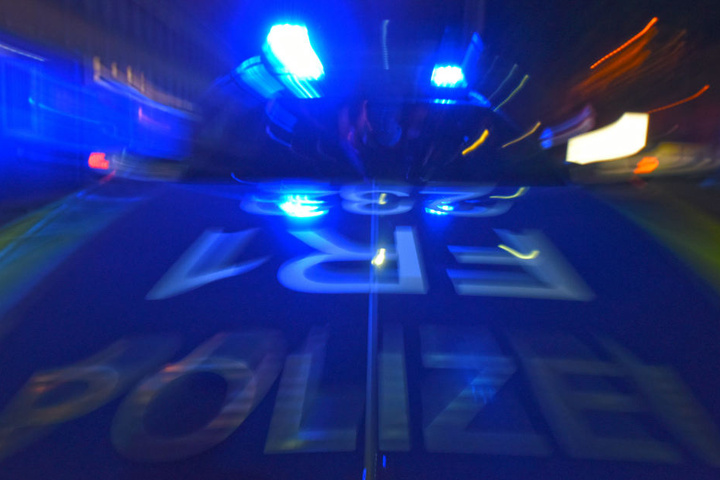 Die Polizisten konnten den Tatverdächtigen noch in der gemeinsamen Wohnung festnehmen. (Symbolbild)