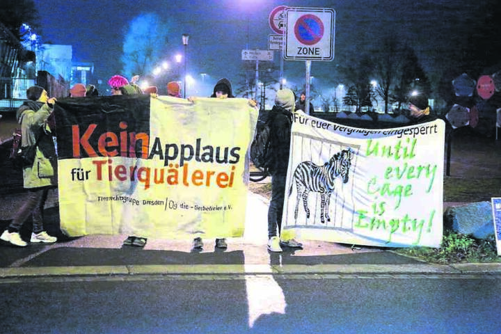 30 Tierschützer mit Plakaten und Trommeln versammelten sich vor Ort.
