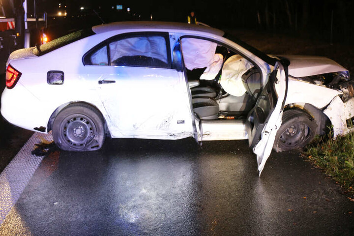 Zwei Autos wurden bei einem Verkehrsunfall auf der A93 bei Schwandorf schwer beschädigt.