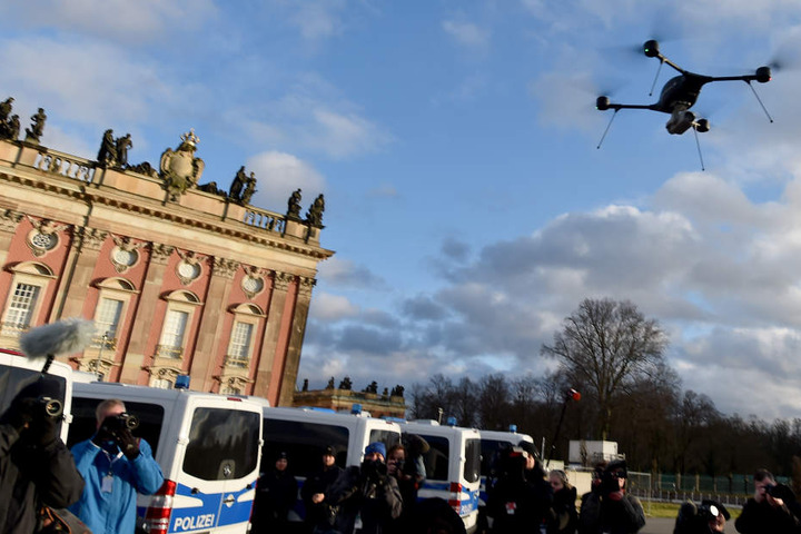 Medienvertreter beobachten die neue Aufklärungsdrohne.