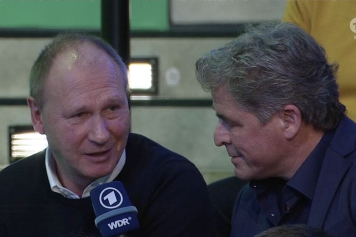RB-Torwartscout Perry Bräutigam (l.) wurde nach der Auslosung von ARD-Kommentator Jürgen Bergener zum Los FC Augsburg befragt.
