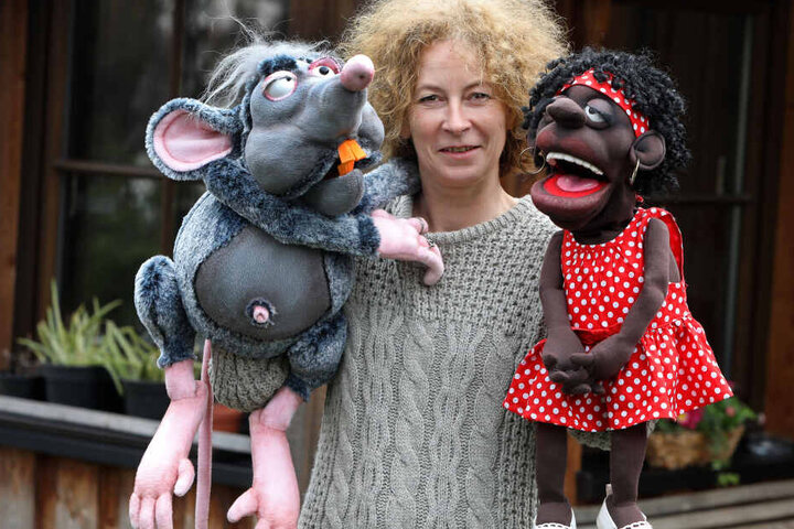 Die Lichtensteiner Künstlerin mit ihren quicklebendigen Handpuppen.