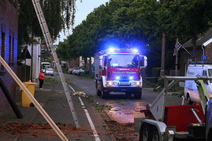 Die Feuerwehr ist nach dem Tornado im Einsatz.