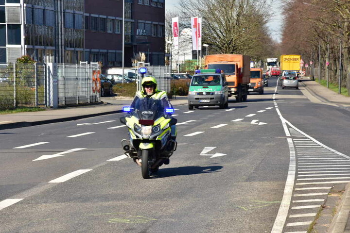 Der Blindgänger aus dem Zweiten Weltkrieg wurde am Donnerstag ans Rheinufer in Köln-Westhoven transportiert.