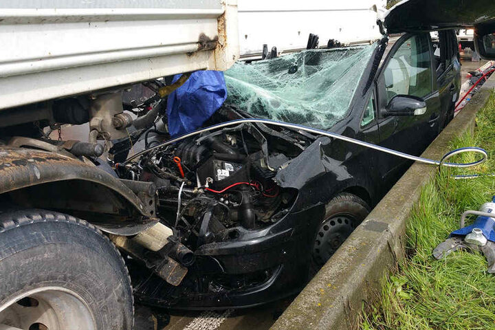 Ein Auto rutschte in einen LKW.