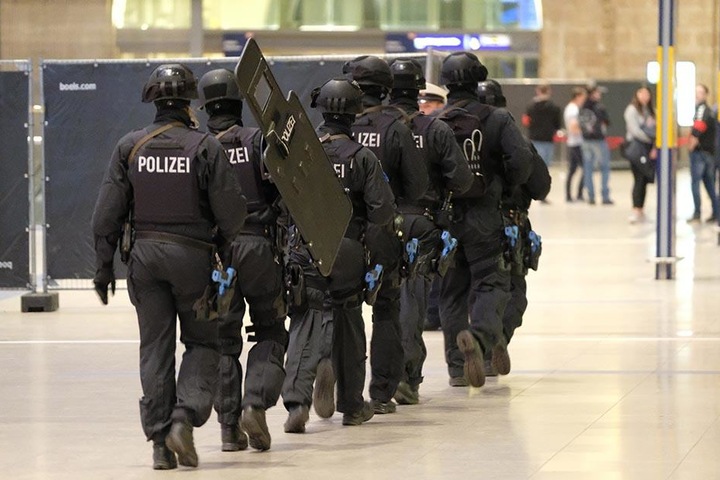 Polizei, Feuerwehr, Rettungsdienste und die Deutsche Bahn übten in der Nacht vom 16. zum 17. Mai das Vorgehen bei einem Terroranschlag.