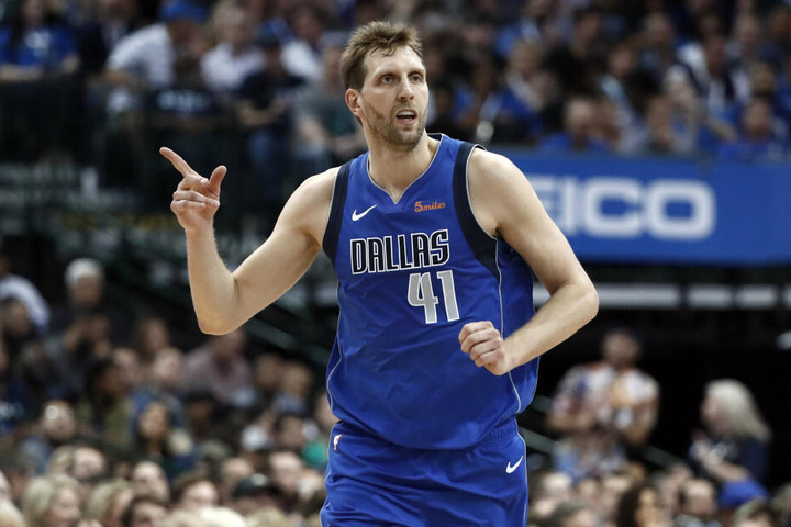In der NBA war Nowitzki für die Dallas Mavericks aktiv.