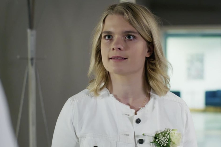 Emma Rücker glaubt, Lisa wurde nur zum Gespräch zu ihr geschickt, um sie von der Organspende durch ihren Ehemann zu überzeugen. Sie ist wutentbrannt und lehnt eine Zusage zur Spende ab.