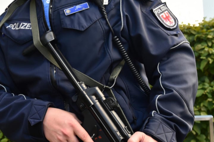 Einer der Polizeibeamten musste den aggressiven Hund erschießen.