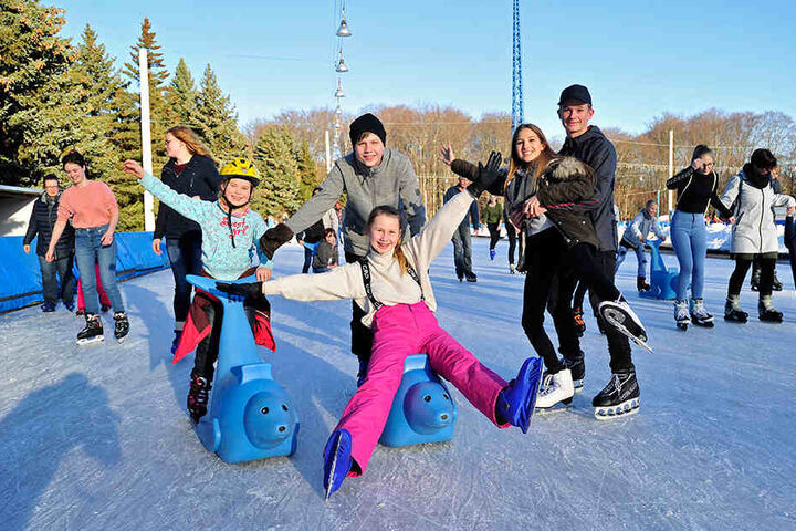 Sophia (7), Moritz (15), Alexandra (12), Alyah (14) und Tom (16, v.l.n.r.) freuen sich auf der Eislaufbahn der Eissporthalle. Die hat in den Winterferien extra unter der Woche geöffnet.