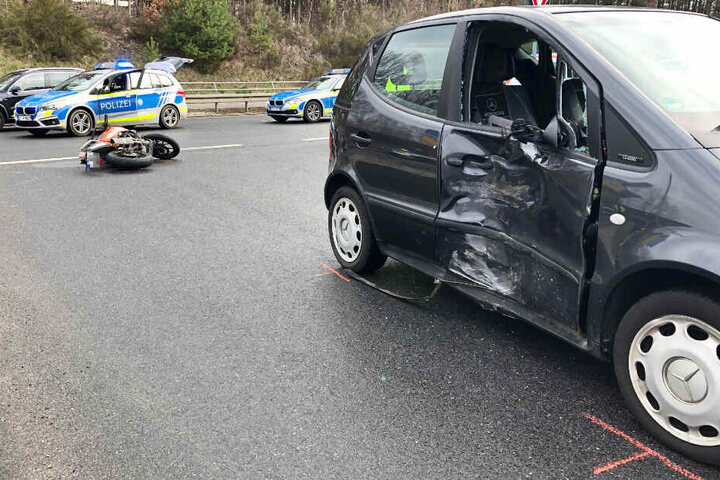 Im Kreis Bamberg in Bayern ist ein 16 Jahre alter Motorradfahrer mit einem Mercedes kollidiert.