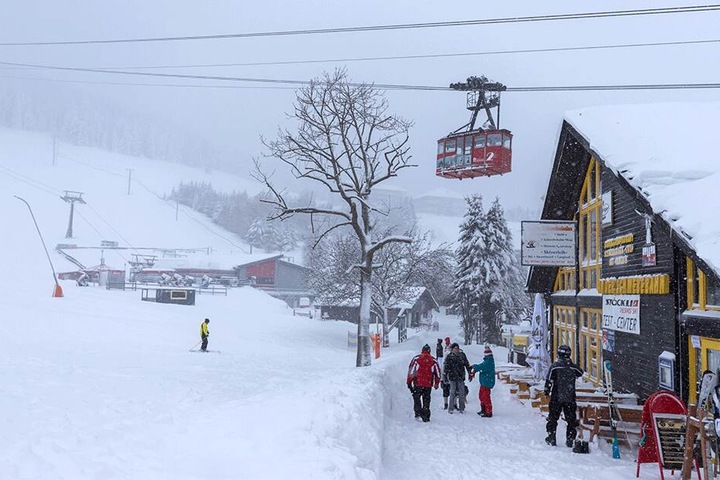 Für die Einwohner von Oberwiesenthal ist der Wintereinbruch nichts Besonderes. Hier bleibt man entspannt.