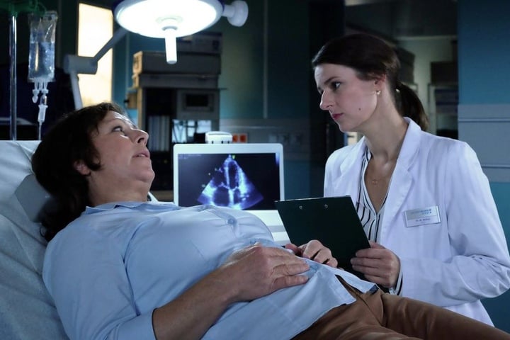 Erst am 8. Januar kann sich Sachsenklinik-Ärztin Dr. Maria Weber (r.) um Patientin Brigitte Felbers kümmern.
