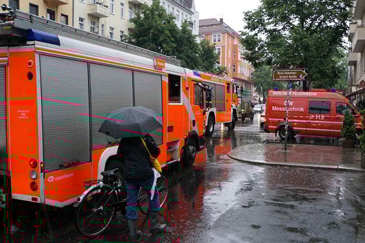 Mit mehreren Einsatzwagen war, darunter auch ein Fahrzeug mit spezieller Messtechnik, rückten an.