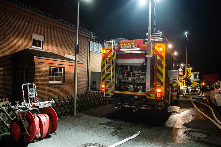Einsatzkräfte der Feuerwehr Bielefeld rückten für die Löscharbeiten an.