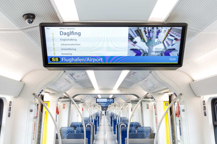 In jedem Zug gibt es acht große Monitore.