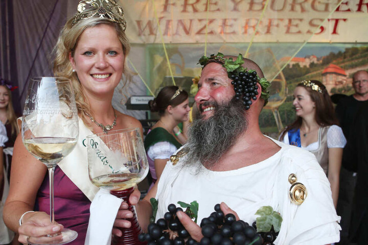 Einer der ersten Gratulanten bei der Königin war Weingott Bacchus (Jost Naumann).