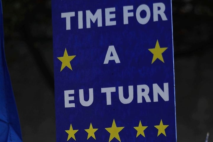 Zeit für einen "EU Turn", fordert ein Demonstrant.