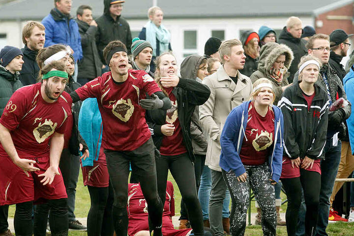 Auch Ersatzspieler und Zuschauern feuern am Spielrand ihre Teams an.