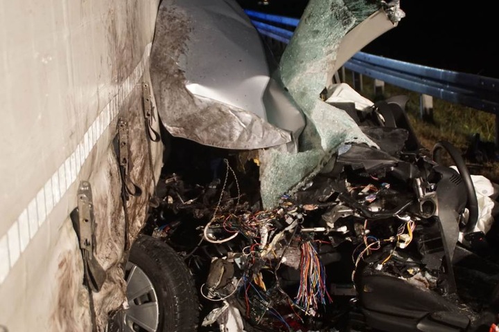 Die Überbleibsel des Autos, die von dem Anhänger zusammengedrückt wurden.