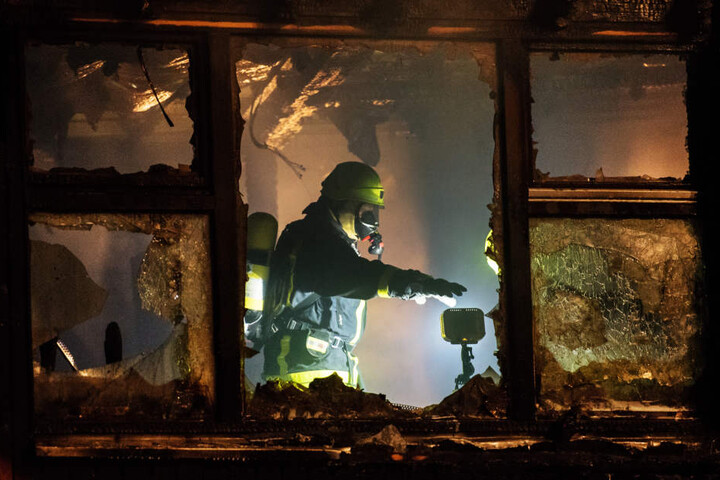 Bis in die Morgenstunden war die Feuerwehr mit Löscharbeiten beschäftigt.