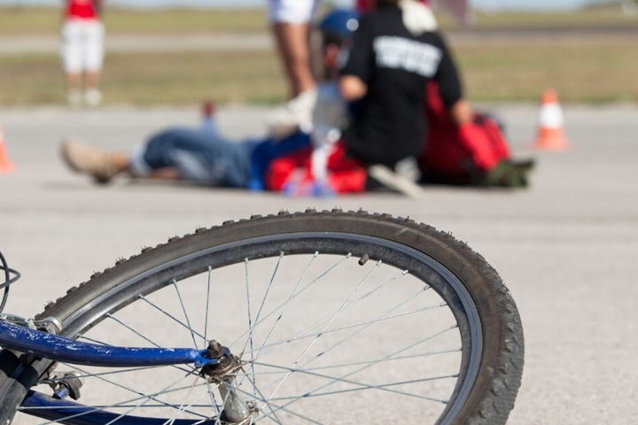 Als erste Helfer den verunglückten Radfahrer am Straßenrand fanden, war dieser bereits tot. (Symbolbild)
