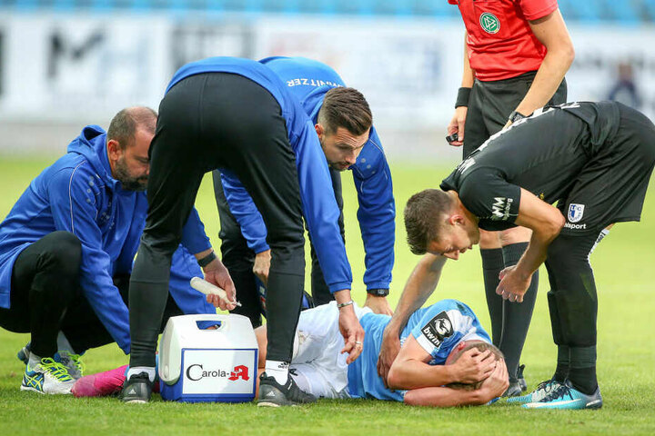 Der eingewechselte Philipp Sturm liegt nach einem Foul am Boden, krümmt sich vor Schmerzen. Eine Diagnose steht noch aus.