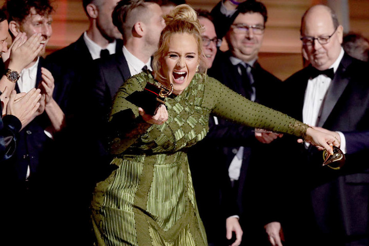 Kurzerhand brach Adele den Award für das beste Album einfach in zwei Hälften.
