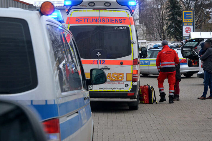 Ein Sanitäter steht bei den geschockten Eltern.